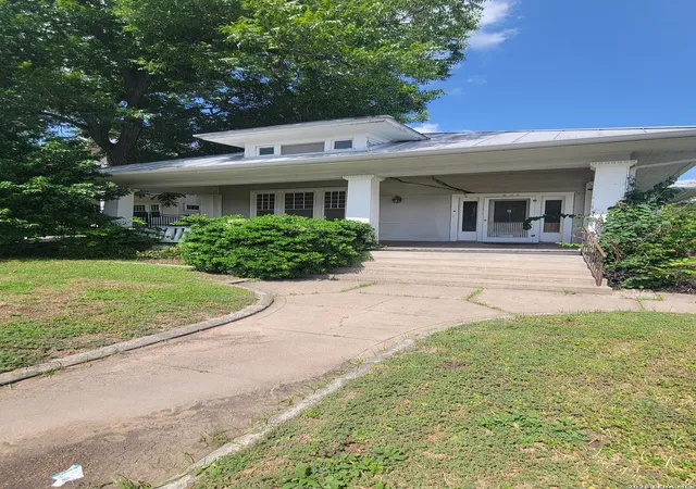 2nd image of 825 N Pine St, San Antonio, TX 78202 | MLS# 2000590