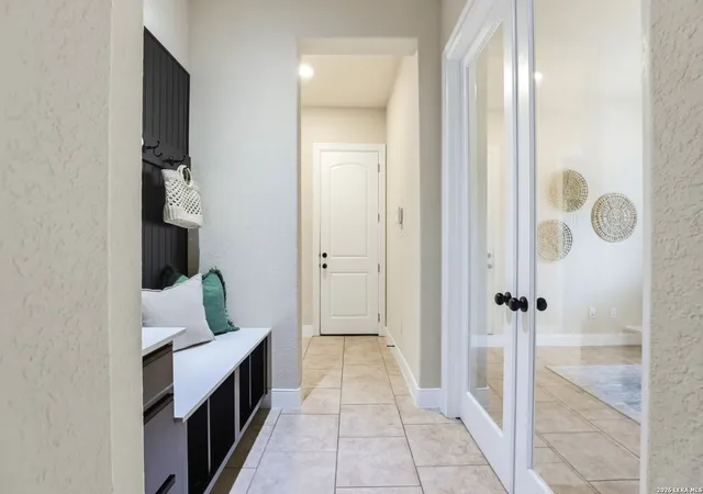 Photo 3 of Single family home for sale at 813 Sussex Cv, Cibolo, TX 78108 | MLS# 2000651 | Listing updated on 2026-10-01