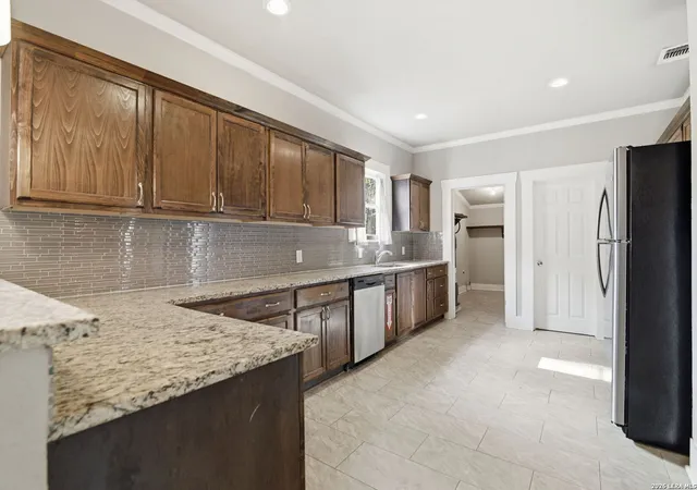 Photo 4 of Sale Pending at 1629 W Woodlawn, San Antonio, TX 78201 | MLS# 2000653 | Listing updated on 2026-09-10