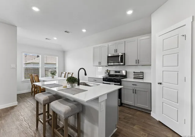 Photo 3 of Single family home for sale at 109 Netherland St, San Marcos, TX 78666 | MLS# 2000819 | Listing updated on 2026-09-10