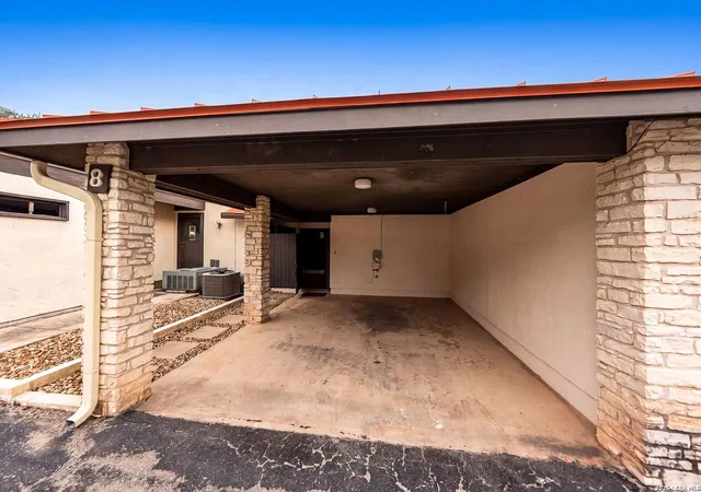 4th image of 315 Watts Ln, Canyon Lake, TX 78133