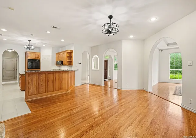 Photo 3 of Single family home for sale at 29442 No Le Hace Dr, Fair Oaks Ranch, TX 78015 | MLS# 2000925 | Listing updated on 2026-09-10