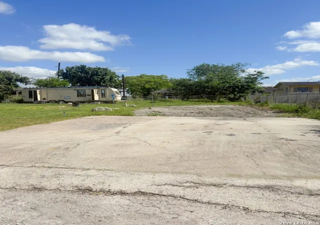 4th image of 839 Molina St, Robstown, TX 78380 | MLS# 2001073