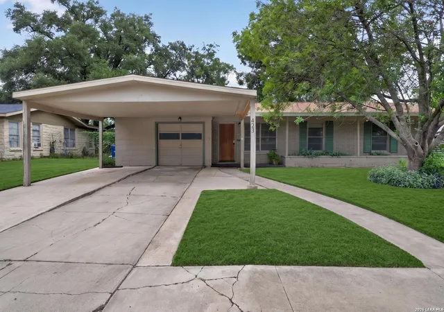Photo 3 of Single family home for sale at 423 Craigmont Ln, San Antonio, TX 78213 | MLS# 2001135 | Listing updated on 2026-07-28