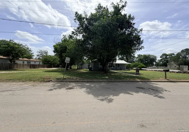 4th image of 1404 N Main St, Pleasanton, TX 78064 | MLS# 2001300