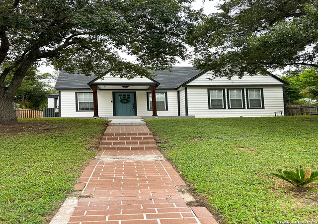 2nd image of 905 E Corpus Christi, Beeville, TX 78102 | MLS# 2001369