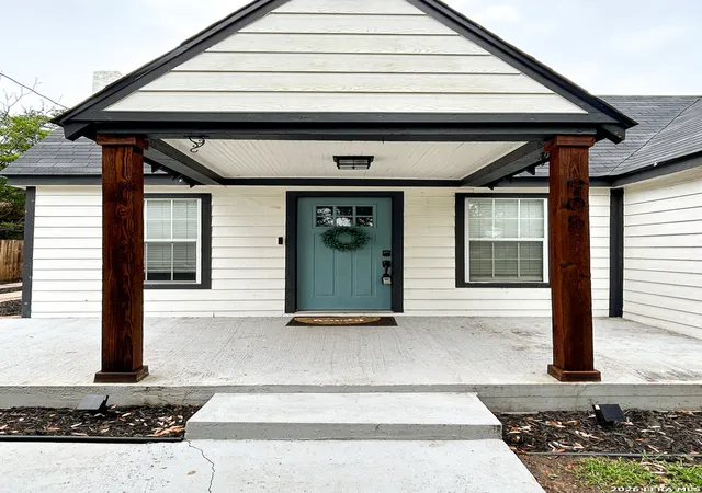4th image of 905 E Corpus Christi, Beeville, TX 78102 | MLS# 2001369