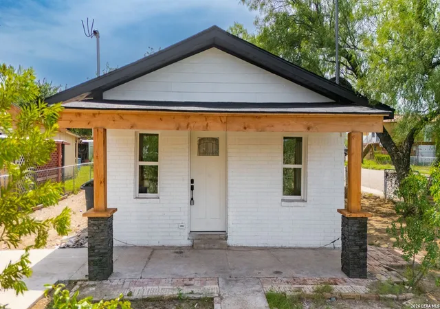 Photo 1 of Single family home for sale at 1099 N Comal, Eagle Pass, TX 78852 | MLS# 2001512 | Listing updated on 2026-08-09