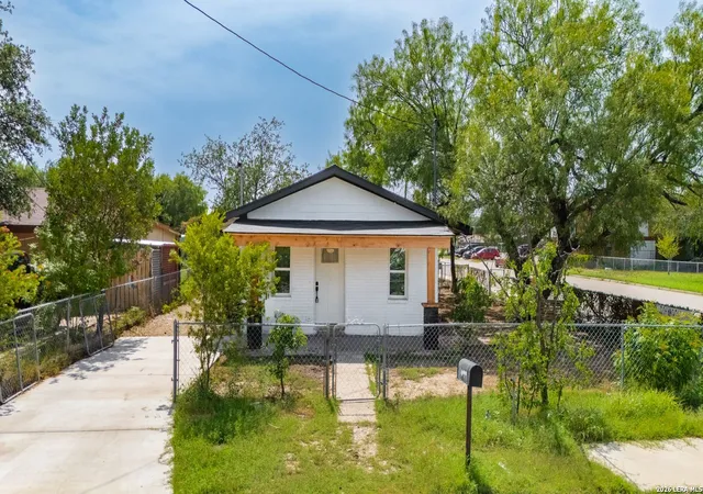Photo 2 of Single family home for sale at 1099 N Comal, Eagle Pass, TX 78852 | MLS# 2001512 | Listing updated on 2026-08-09