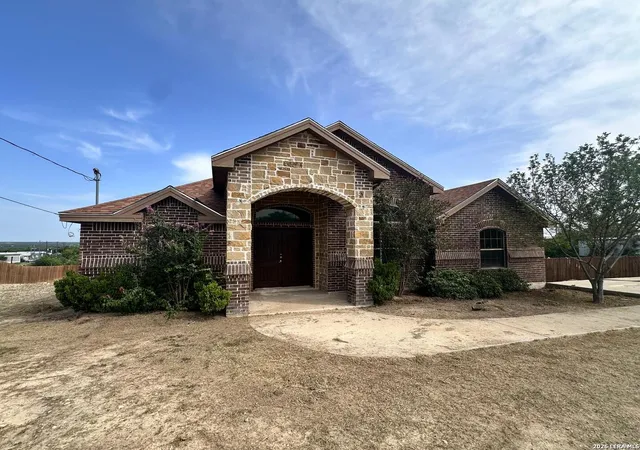 Photo 2 of Single family home for sale at 218 View Dr, Eagle Pass, TX 78852 | MLS# 2001548 | Listing updated on 2026-09-07
