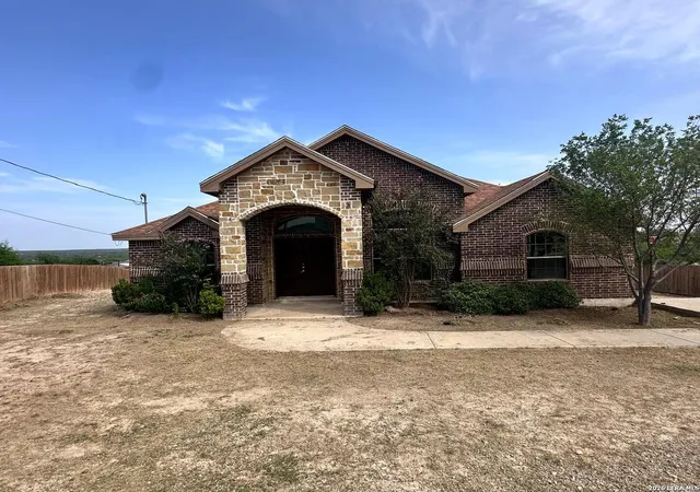 Photo 3 of Single family home for sale at 218 View Dr, Eagle Pass, TX 78852 | MLS# 2001548 | Listing updated on 2026-09-07
