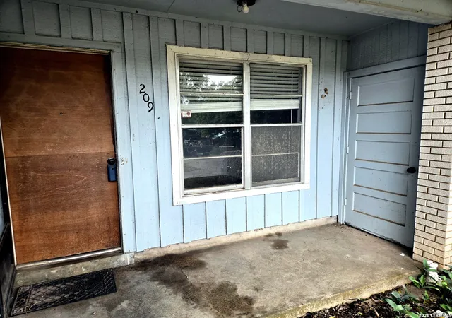 Photo 3 of Sale Pending at 209 Winn Ave, Universal City, TX 78148 | MLS# 2001570 | Listing updated on 2026-08-10
