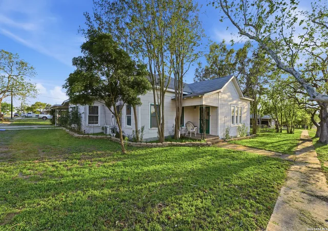 Photo 3 of Single family home for sale at 211 E 4th St, Nixon, TX 78140 | MLS# 2001571 | Listing updated on 2026-08-31