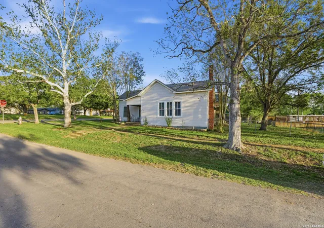 Photo 3 of Single family home for sale at 211 E 4Th St, Nixon, TX 78140 | MLS# 2001571 | Listing updated on 2026-09-24