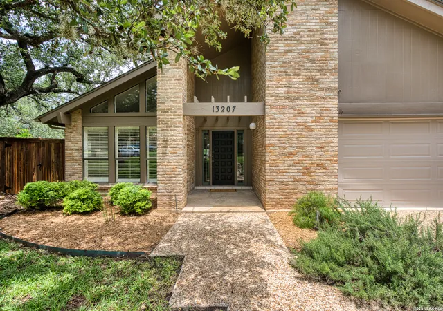 Photo 3 of Sale Pending at 13207 N Hunters Cir, San Antonio, TX 78230 | MLS# 2001666 | Listing updated on 2026-07-30