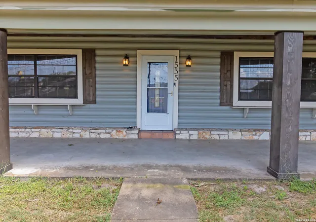 2nd image of 1535 W Houston St, Beeville, TX 78102 | MLS# 2001749