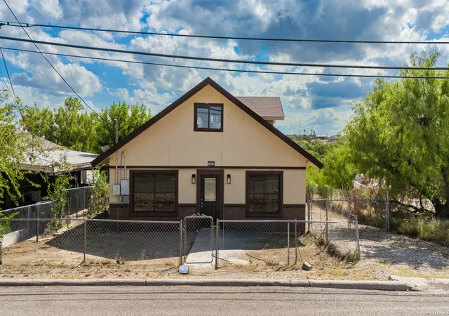 Photo 1 of Single family home for sale at 1622 Avenida Encuentro, Eagle Pass, TX 78852 | MLS# 2001775 | Listing updated on 2026-09-12