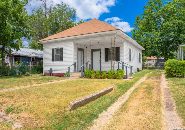 Photo 1 of Single family home for sale at 204 E Davis St, Kerrville, TX 78028 | MLS# 2001821 | Listing updated on 2026-09-08