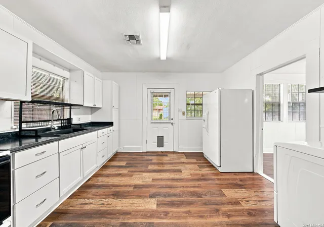 Photo 4 of Single family home for sale at 204 E Davis St, Kerrville, TX 78028 | MLS# 2001821 | Listing updated on 2026-09-08