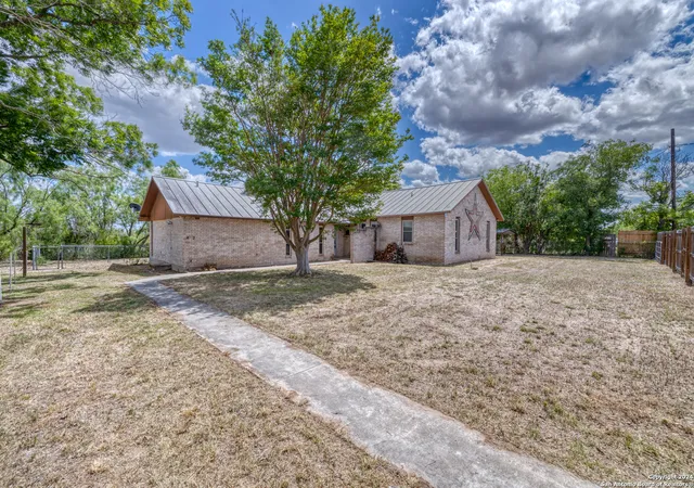 1st image of 402 Congress St, Sabinal, TX 78881 | MLS# 2001825