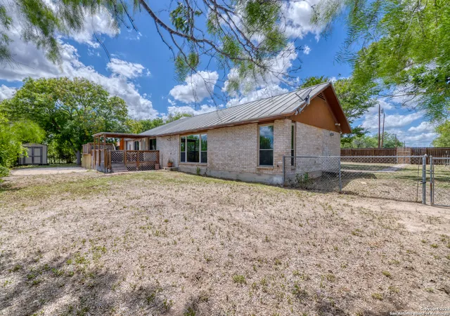 3rd image of 402 Congress St, Sabinal, TX 78881 | MLS# 2001825
