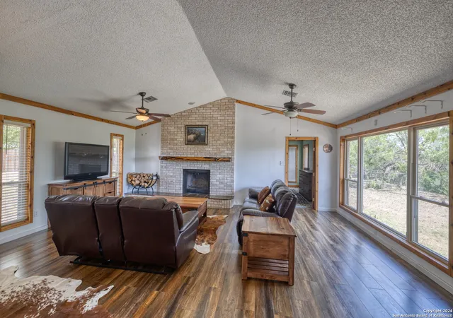 4th image of 402 Congress St, Sabinal, TX 78881 | MLS# 2001825