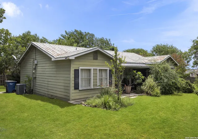 Photo 2 of Sale Pending at 1521 S Mesquite Ave, New Braunfels, TX 78130 | MLS# 2001918 | Listing updated on 2026-09-17