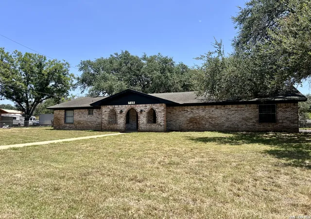 Photo 2 of Single family home for sale at 215 Lantana Ln, Pleasanton, TX 78064 | MLS# 2002009 | Listing updated on 2026-08-01