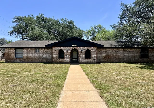 Photo 3 of Single family home for sale at 215 Lantana Ln, Pleasanton, TX 78064 | MLS# 2002009 | Listing updated on 2026-08-01