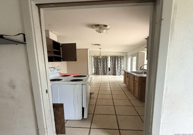 Photo 3 of Sale Pending at 4114 Bunker Hl, San Antonio, TX 78230 | MLS# 2002032 | Listing updated on 2026-08-16