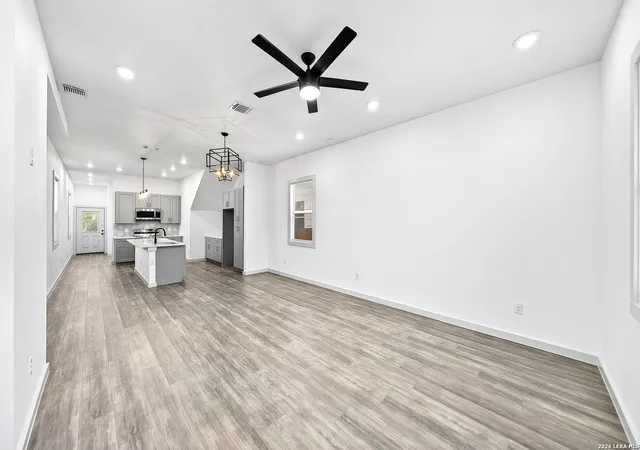 2nd image of 1727 E Crockett St, San Antonio, TX 78202 | MLS# 2002065