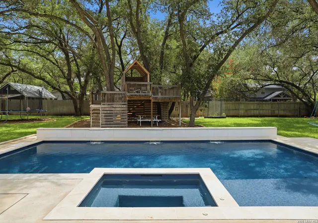 Photo 3 of Sale Pending at 106 Canyon Crk Dr, Hollywood Park, TX 78232 | MLS# 2002084 | Listing updated on 2026-08-19