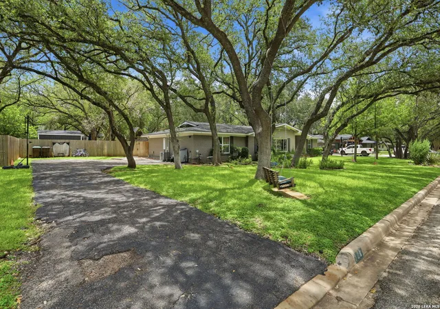 Photo 4 of Sale Pending at 106 Canyon Crk Dr, Hollywood Park, TX 78232 | MLS# 2002084 | Listing updated on 2026-08-19
