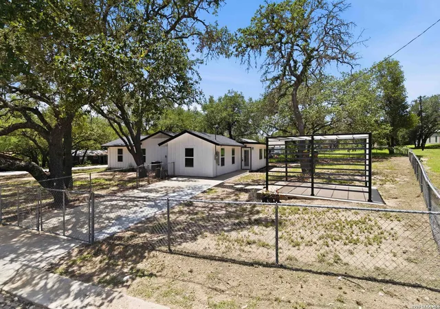 Photo 1 of Single family home for sale at 400 Wedgewood Way, Devine, TX 78016 | MLS# 2002110 | Listing updated on 2026-09-17