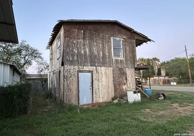 Photo 4 of Single family home for sale at 111 Sw Lane St, Cotulla, TX 78014 | MLS# 2002282 | Listing updated on 2026-09-08