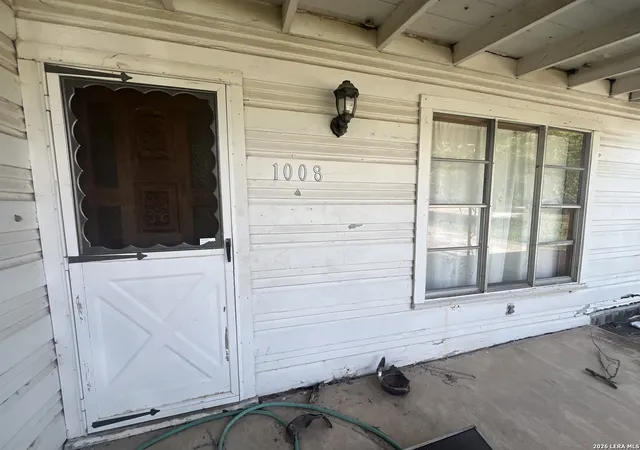 3rd image of 1008 Avenue T, Hondo, TX 78861 | MLS# 2002429