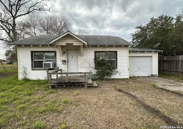 Photo 1 of Single family home for sale at 209 N Oneal Ave, Sinton, TX 78387 | MLS# 2002437 | Listing updated on 2026-08-02