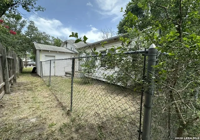 Photo 2 of Single family home for sale at 209 N Oneal Ave, Sinton, TX 78387 | MLS# 2002437 | Listing updated on 2026-08-02