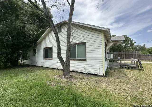 Photo 3 of Single family home for sale at 209 N Oneal Ave, Sinton, TX 78387 | MLS# 2002437 | Listing updated on 2026-08-02