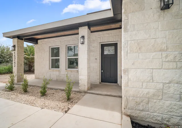 Photo 3 of Sale Pending at 15242 Oak St, Lytle, TX 78052 | MLS# 2002439 | Listing updated on 2026-09-25