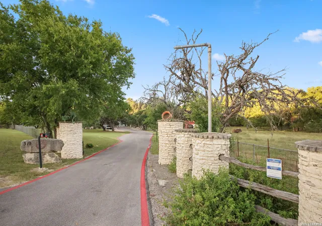 5th image of 319 Los Indios Rd, Boerne, TX 78006 | MLS# 2002509