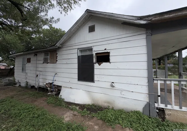 Photo 4 of Single family home for sale at 423 N San Ignacio Ave, San Antonio, TX 78228 | MLS# 2002607 | Listing updated on 2026-09-13