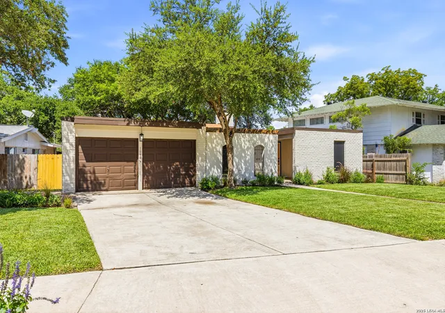 Photo 3 of Sale Pending at 10806 Lands Run St, San Antonio, TX 78230 | MLS# 2002681 | Listing updated on 2026-08-13