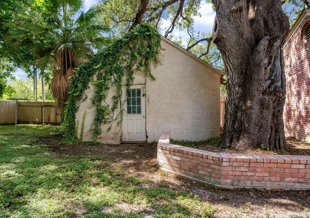 Photo 3 of Single family home for sale at 429 N High Street, Uvalde, TX 78801 | MLS# 2002695 | Listing updated on 2026-10-10