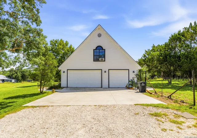5th image of 616 Green Oak Dr, Pipe Creek, TX 78063 | MLS# 2002750