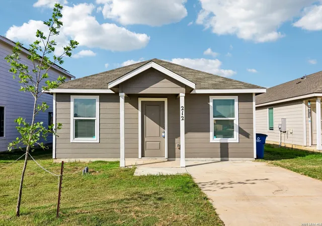 Photo 2 of Single family home for sale at 212 Cowboy Rdg, Pleasanton, TX 78064 | MLS# 2002771 | Listing updated on 2026-08-03