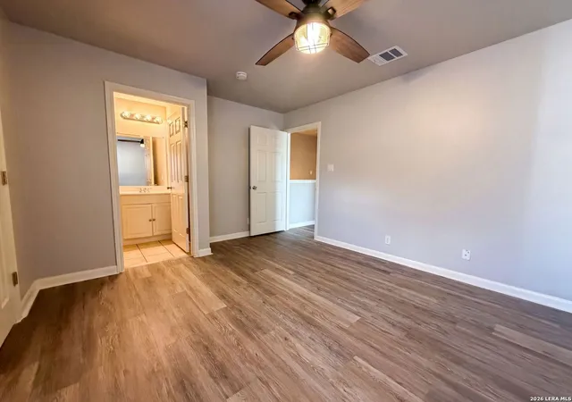 Listing Photo 4 - Condo for sale in building located at 40 Chapel Hl Cir, San Antonio, TX 78240 - Unit #UNIT