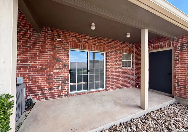 Listing Photo 5 - Condo for sale in building located at 40 Chapel Hl Cir, San Antonio, TX 78240 - Unit #UNIT