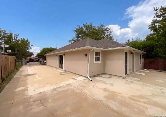 Photo 4 of Sale Pending at 1918 Arbor Pl, San Antonio, TX 78207 | MLS# 2002836 | Listing updated on 2026-09-16