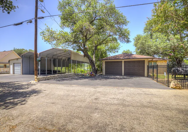 Photo 2 of Single family home for sale at 1422 Oakridge Ln, Canyon Lake, TX 78133 | MLS# 2002846 | Listing updated on 2026-09-13